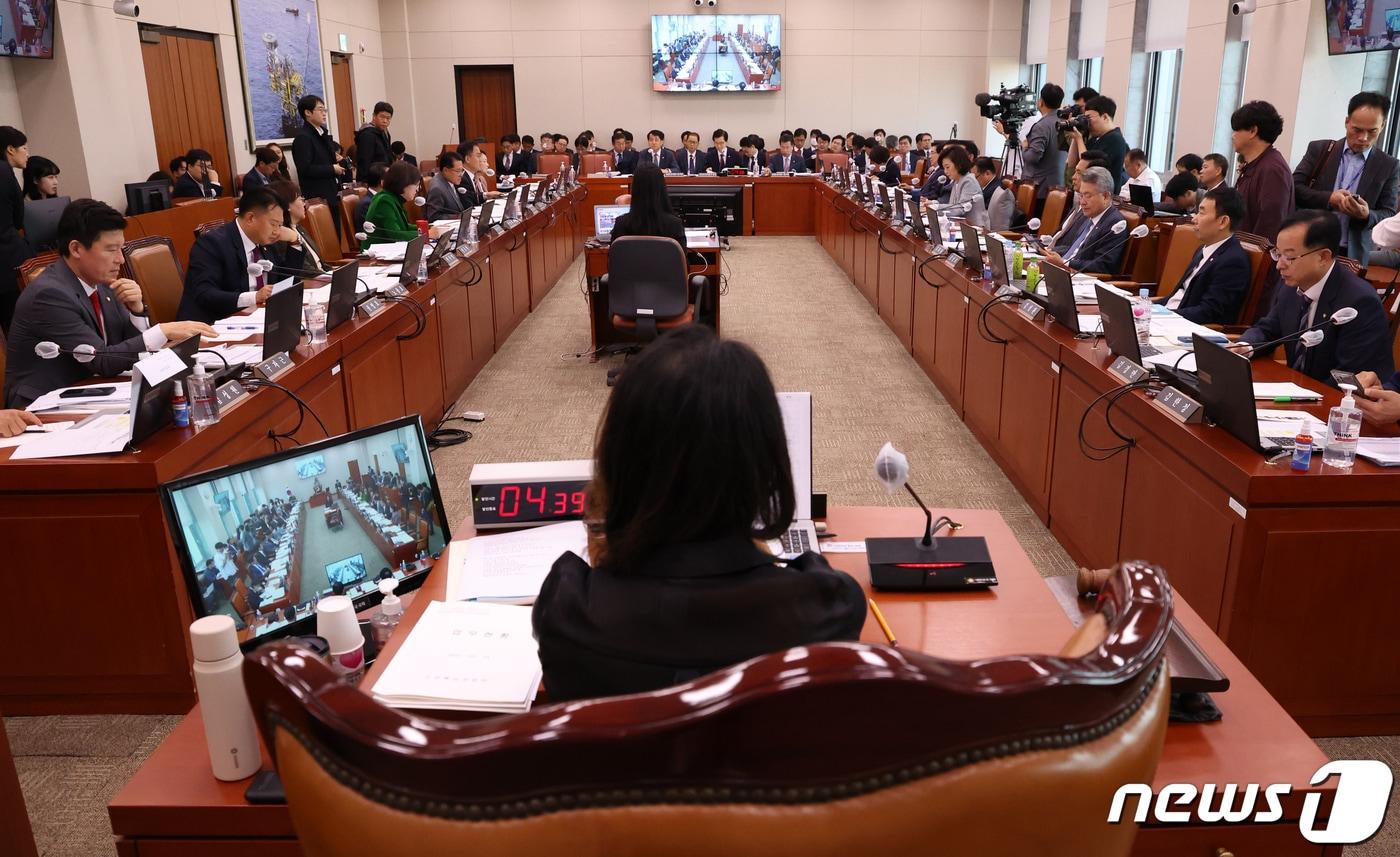 본문 이미지 - 방문규 산업통상자원부 장관이 10일 서울 여의도 국회에서 열린 산업통상자원중소벤처기업위원회 국정감사에서 의원들의 질의에 답변하고 있다. 2023.10.10/뉴스1 ⓒ News1 송원영 기자
