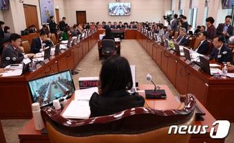 본문 이미지 - 방문규 산업통상자원부 장관이 10일 서울 여의도 국회에서 열린 산업통상자원중소벤처기업위원회 국정감사에서 의원들의 질의에 답변하고 있다. 2023.10.10/뉴스1 ⓒ News1 송원영 기자