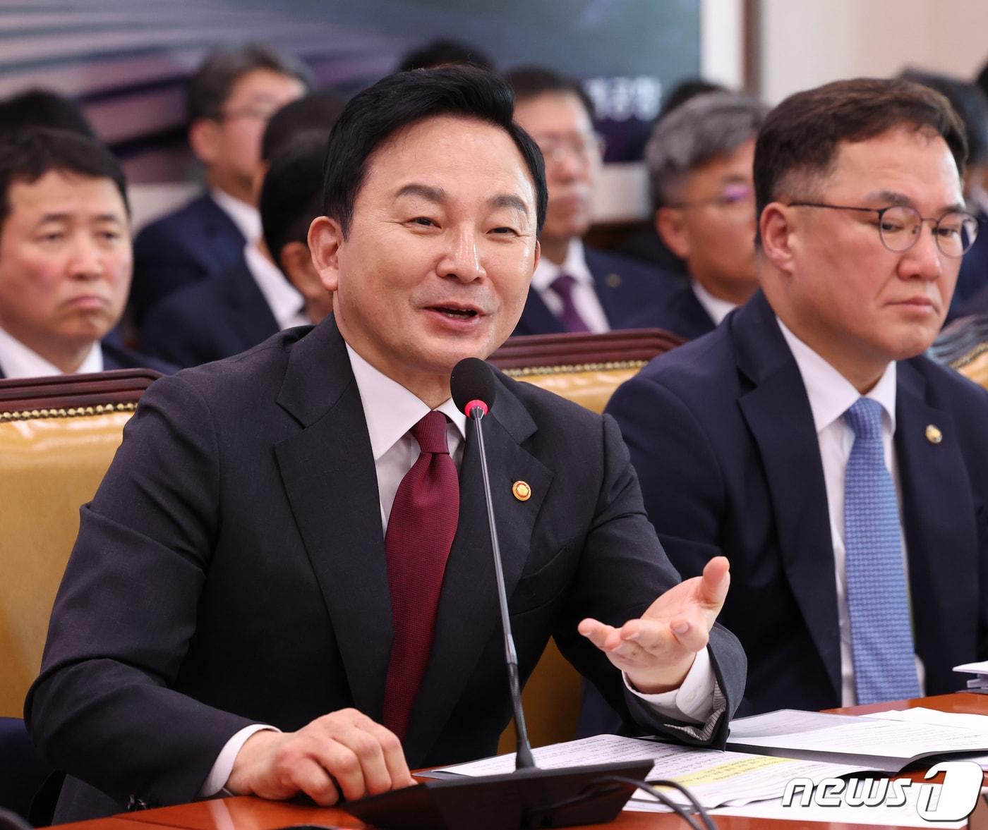 본문 이미지 - 원희룡 국토교통부 장관이 10일 서울 여의도 국회에서 열린 국토교통위원회 국정감사에서 의원들의 질의에 답변하고 있다. 2023.10.10/뉴스1 ⓒ News1 송원영 기자