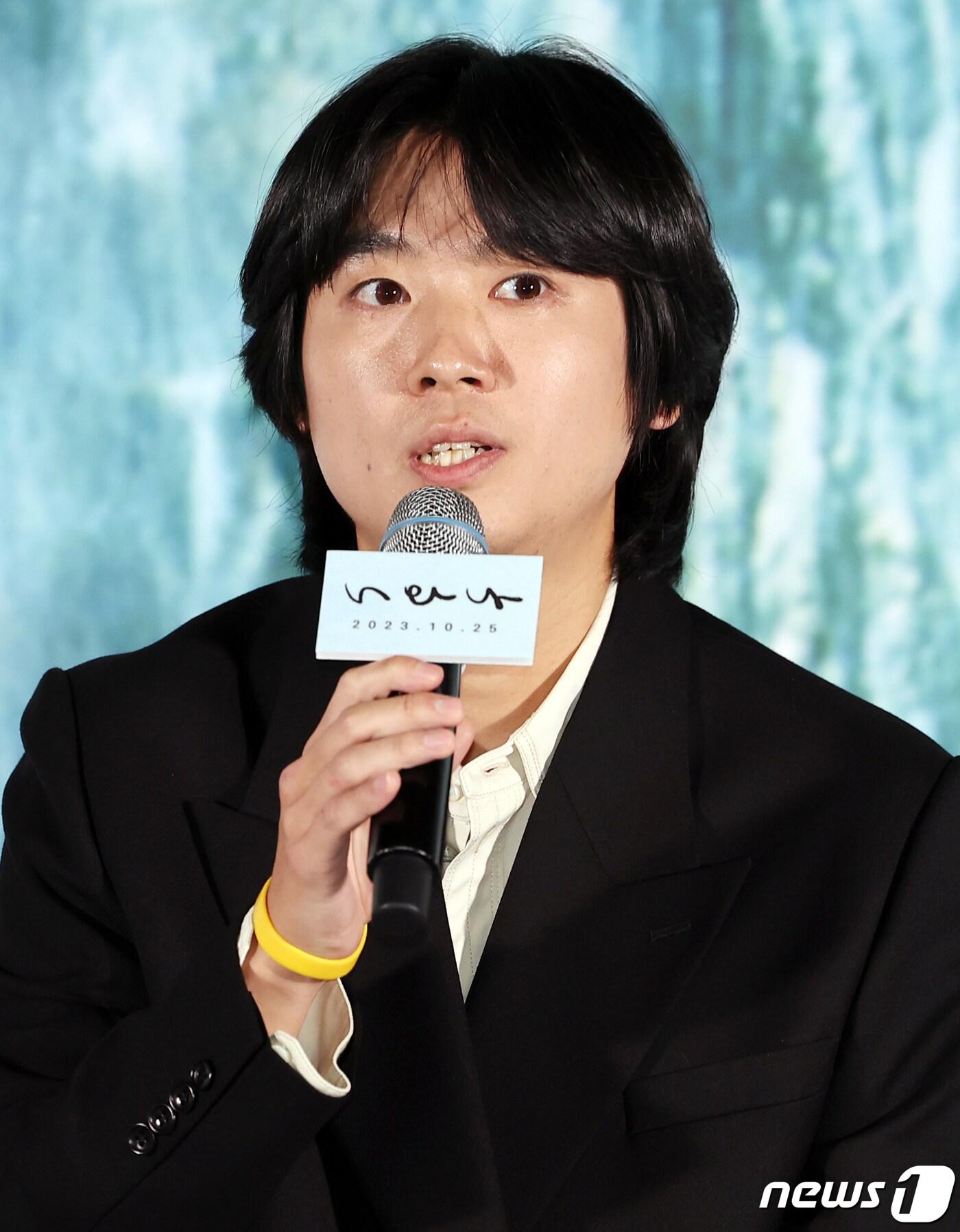 본문 이미지 - 배우 겸 감독 조현철이 10일 오후 서울 용산구 CGV용산아이파크몰에서 열린 영화 ‘너와 나’ 언론시사회에서 인사말을 하고 있다. 배우 조현철의 첫 장편 영화 감독 데뷔작이자 박혜수가 학폭 의혹에 휩싸인 후 찍은 작품으로 화제을 모은 '너와 나'는 화사한 봄날을 배경으로 수학여행 전날, 교실 한쪽에서 낮잠에 빠졌던 세미가 문득 불길한 꿈에 눈물을 흘리며 깨어나고, 자전거 사고로 다리를 다쳐 잠시 병원에 입원해 있는 '둘도 없는 친구' 하은에게 달려가면서 벌어지는 특별한 하루를 그리는 작품이다. 2023.10.10/뉴스1 ⓒ News1 김진환 기자