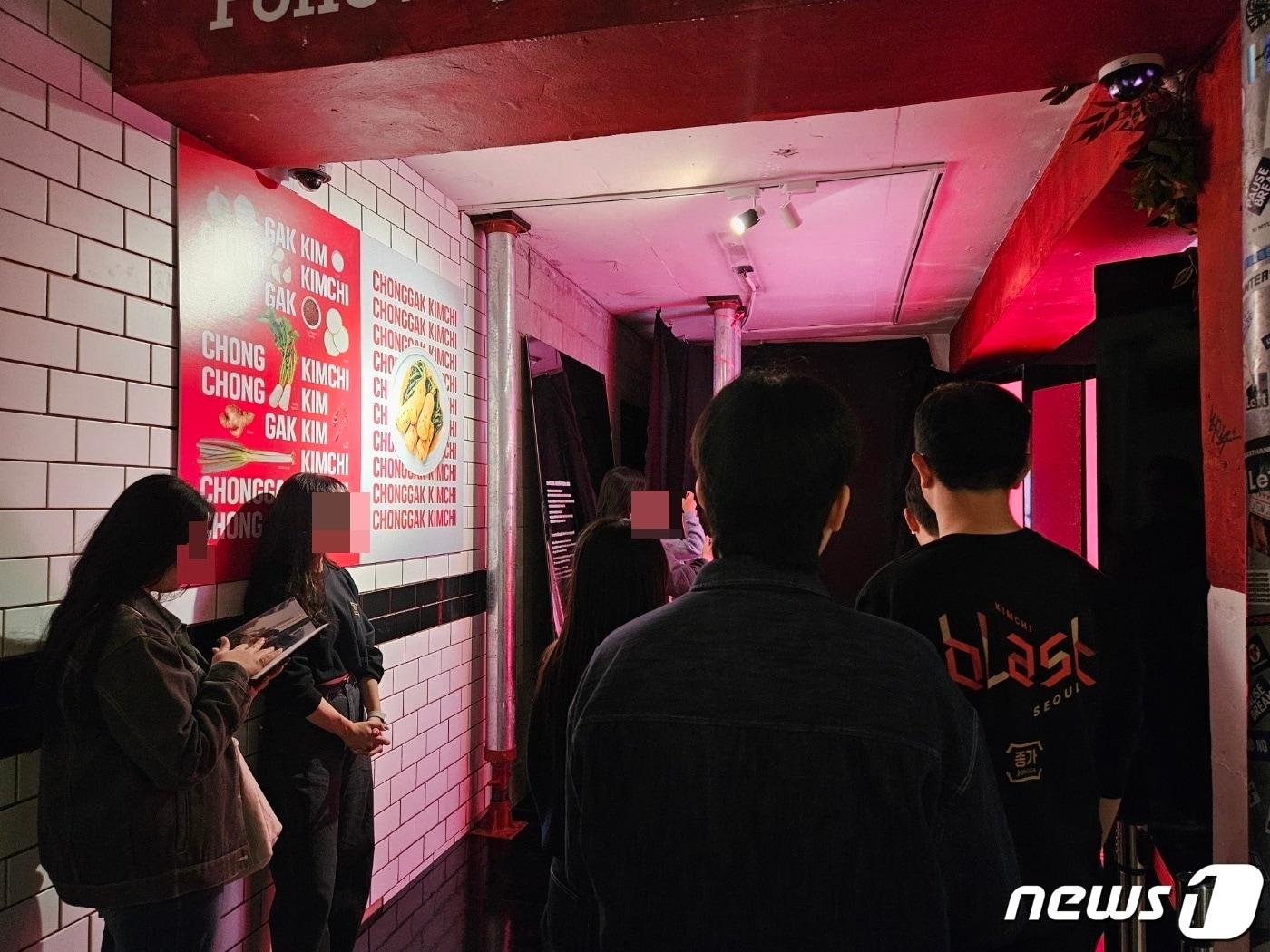 본문 이미지 - 종가 팝업스토어 '김치 블라스트 서울 2023'에서 방문객들이 프로모터의 설명을 듣고 있다.ⓒ 뉴스1/문혜원 기자