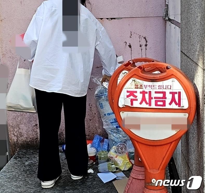 본문 이미지 - 서울 명동 골목에서 쓰레기를 무단 투척하는 모습 ⓒ 뉴스1 정지윤 기자