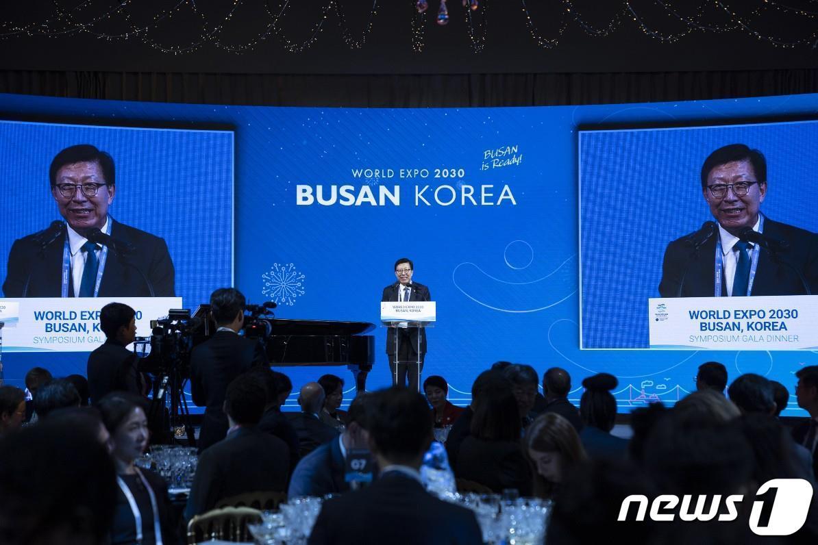 본문 이미지 - 2030부산세계박람회 공식 심포지엄에서 박 시장이 연설하고 있다(부산시청 제공)