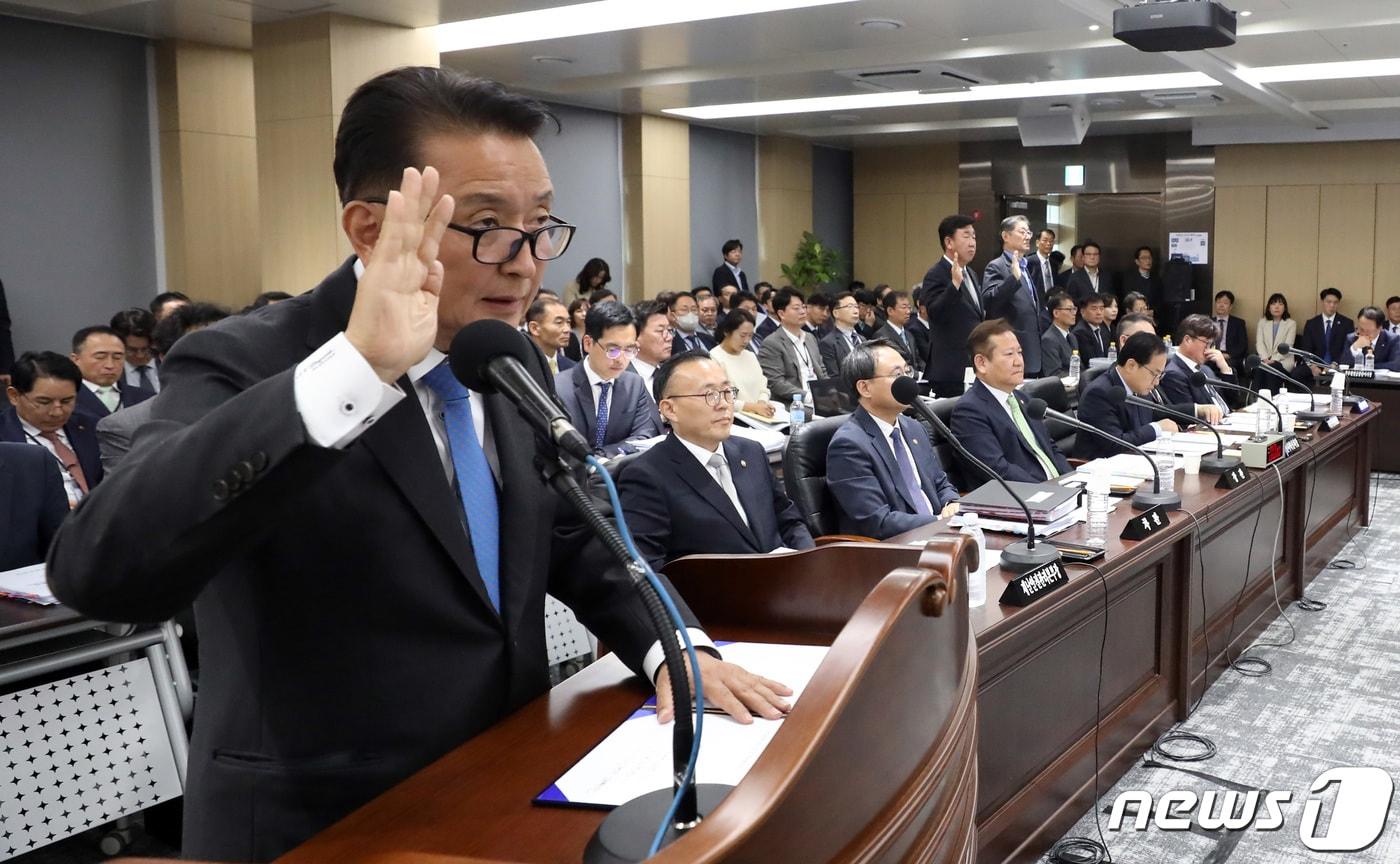 본문 이미지 - 10일 정부세종청사에서 열린 국회 행정안전위원회의 행정안전부, 인사혁신처 등의 국정감사에 충북 오송 궁평2지하차도 관련 증인으로 출석한 김영환 충북도지사가 증인 선서를 하고 있다. 2023.10.10/뉴스1 ⓒ News1 김기남 기자