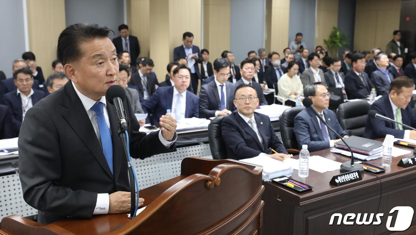 본문 이미지 - 10일 정부세종청사에서 열린 국회 행정안전위원회의 행정안전부, 인사혁신처 등의 국정감사에 충북 오송 궁평2지하차도 관련 증인으로 출석한 김영환 충북도지사가 질의에 담하고 있다. 2023.10.10/뉴스1 ⓒ News1 김기남 기자