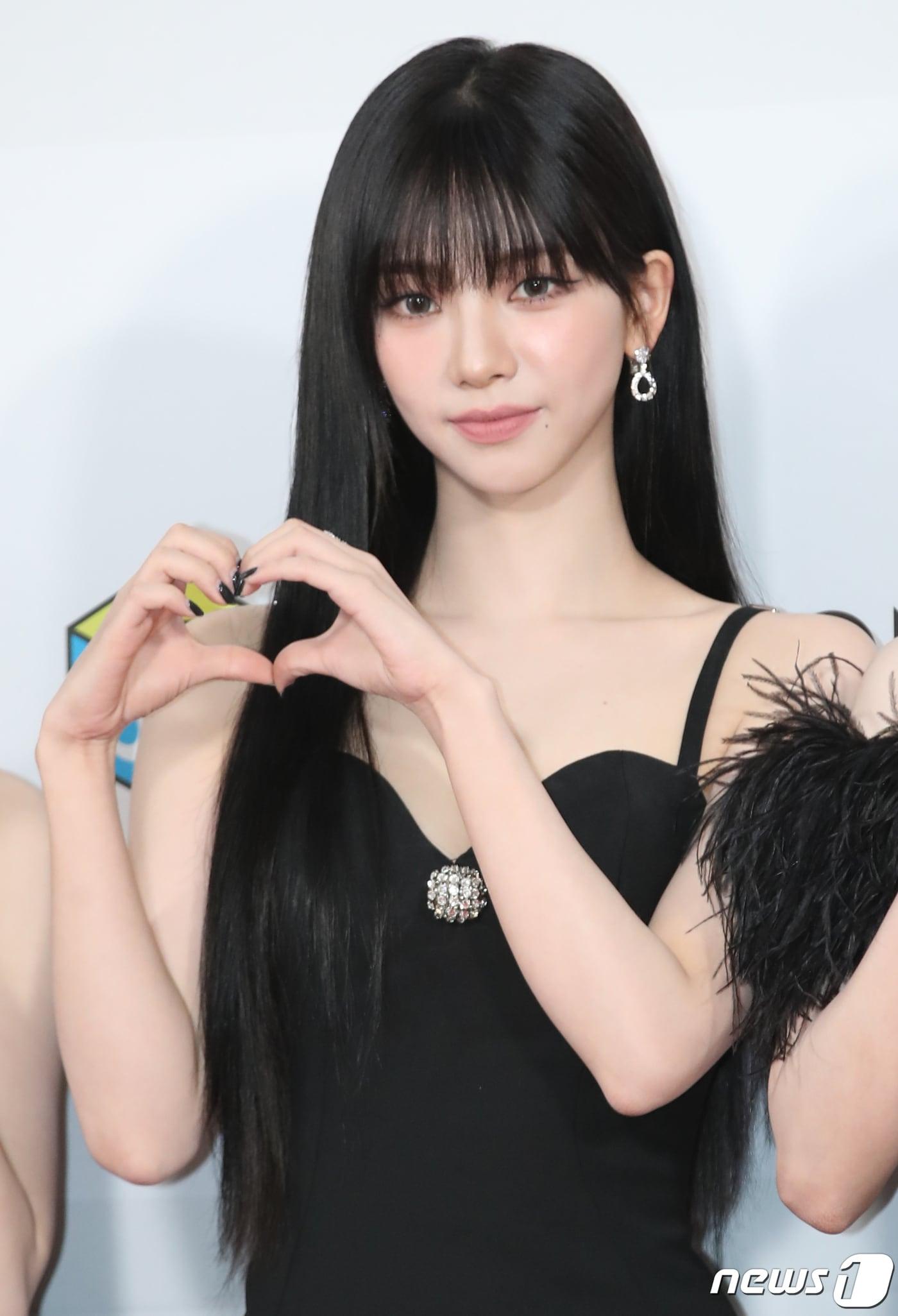 본문 이미지 - 에스파 카리나가 10일 오후 인천 남동구 소래로 인천남동체육관에서 열린 '2023 더팩트 뮤직 어워즈'(2023 TMA) 레드카펫 행사에 참석해 포즈를 취하고 있다. 2023.10.10/뉴스1 ⓒ News1 권현진 기자