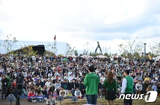 본문 이미지 - 관람객 100만명 넘어선 2023강원세계산림엑스포 현장 자료사진.(강원세계산림엑스포조직위 제공)/뉴스1