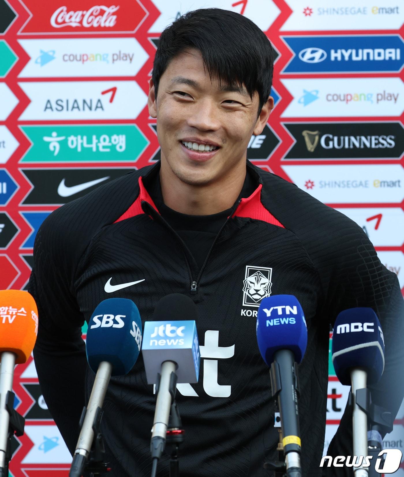 본문 이미지 - 대한민국 축구대표팀이 황희찬이 10일 오후 경기도 파주 국가대표트레이닝센터(NFC)에서 열린 평가전 대비 훈련에 앞서 인터뷰를 하고 있다. 2023.10.10/뉴스1 ⓒ News1 김민지 기자