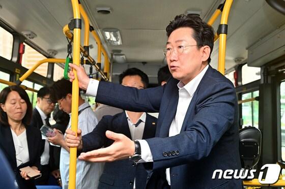 본문 이미지 - 원강수 강원 원주시장이 지난 5월 30일 '혁기버스'(강원 혁신도시~원주기업도시 급행 시내버스 노선)에 탑승해 시승행사를 갖고 있다. (뉴스1 DB)