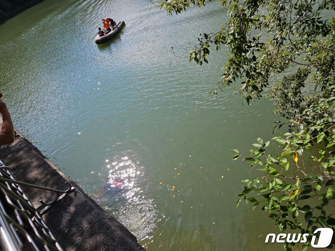 본문 이미지 - 10일 낮 12시57분쯤 부산 초읍동 성지곡수원지에서 숨진 채 발견된 20대 여성이 12년간 당한 학교폭력을 고발한 표예림씨로 확인됐다. 사진은 수색 현장 모습.(부산소방재난본부)