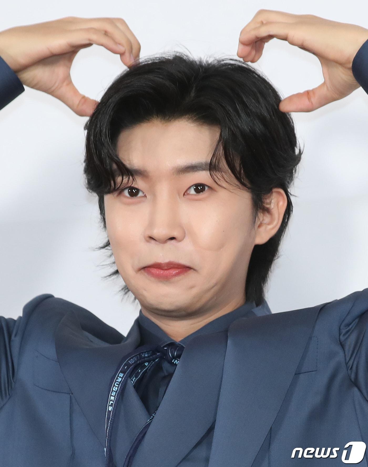 본문 이미지 - 가수 임영웅이 지난 10월10일 오후 인천 남동구 소래로 인천남동체육관에서 열린 '2023 더팩트 뮤직 어워즈'(2023 TMA) 레드카펫 행사에 참석해 귀여운 곰인형 포즈를 취하고 있다. 2023.10.10/뉴스1