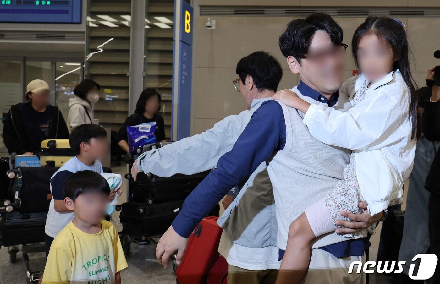 이스라엘에 단기 체류중이던 우리 국민들이 지난 11일 오전 인천국제공항 제2터미널을 통해 귀국하고 있다. /뉴스1 ⓒ News1 장수영 기자