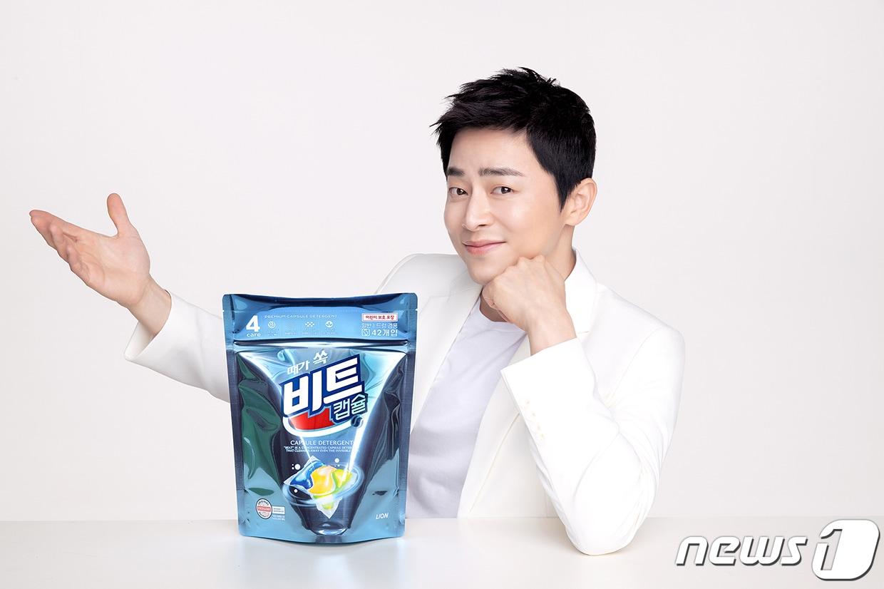 본문 이미지 - 비트의 새 모델로 발탁된 배우 조정석.(라이온코리아제공)