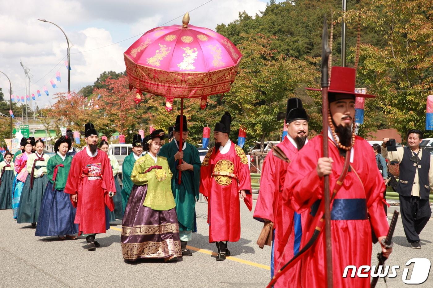 본문 이미지 - 지난해 영동난계국악축제 '왕가의 산책' 모습 (영동군 제공) /뉴스1 
