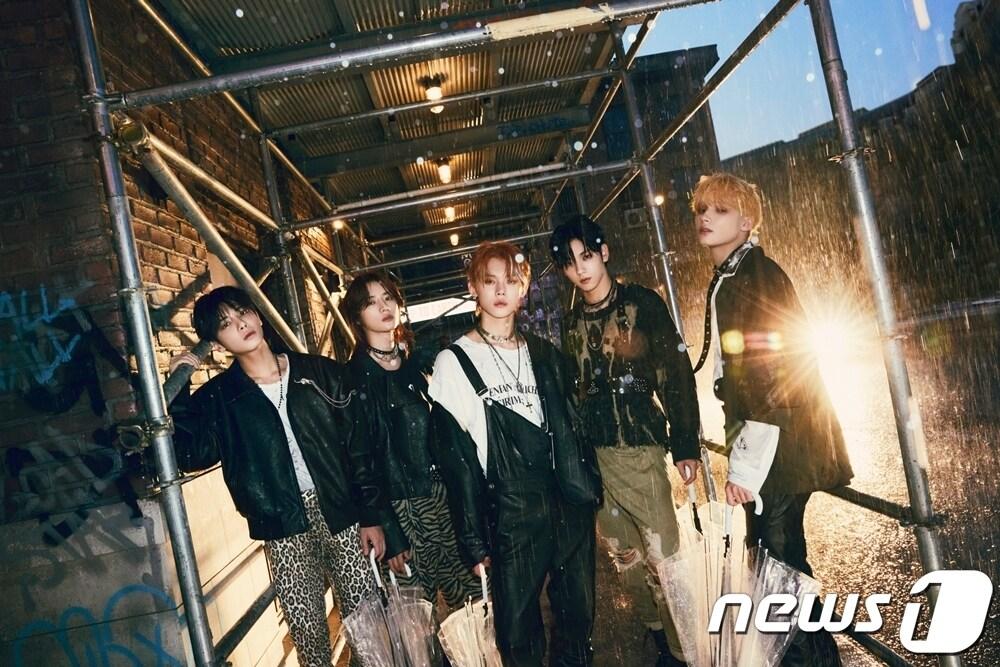 본문 이미지 - CU는 '투모로우바이투게더' 정규 3집 앨범을 판매한다고 밝혔다.(CU 제공)