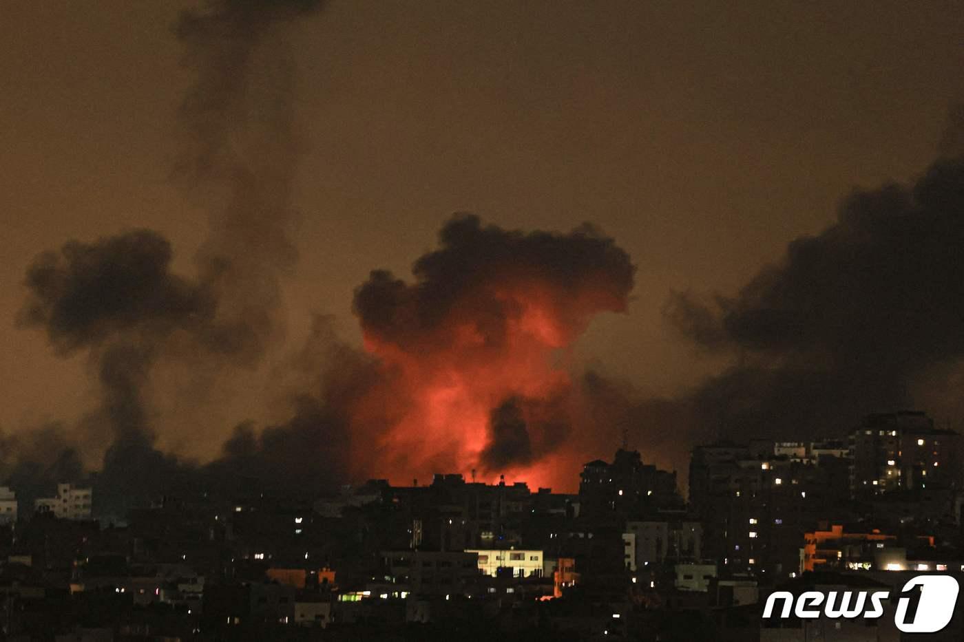 본문 이미지 - 10일 (현지시간) 팔레스타인 무장 정파인 하마스의 기습 공격에 대응한 이스라엘 군의 공습을 받은 가자 지구에서 폭발이 발생하고 있다. 2023.10.11 ⓒ AFP=뉴스1 ⓒ News1 우동명 기자