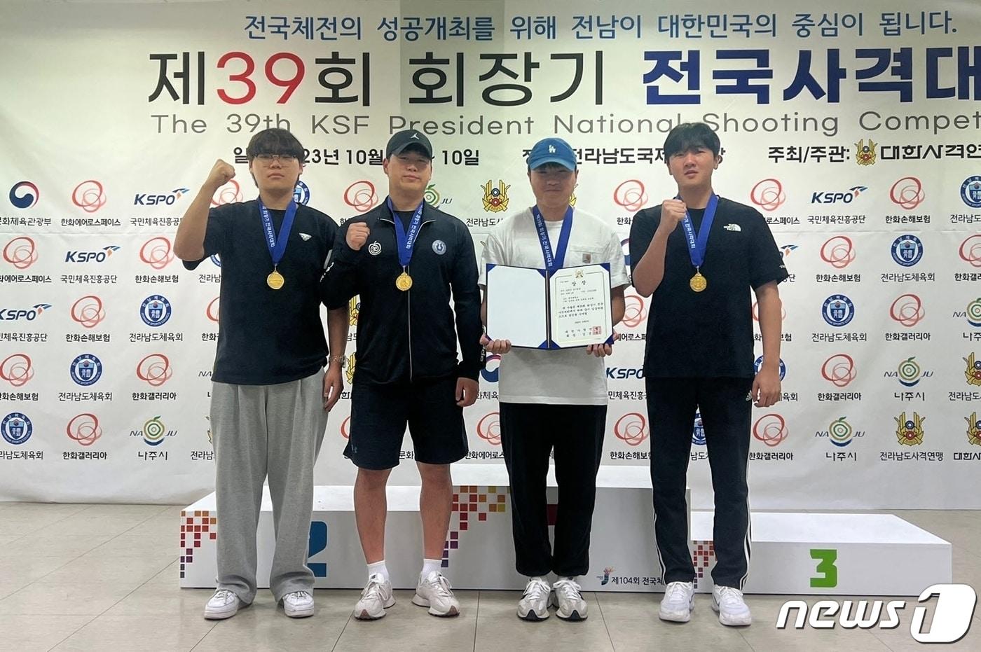 본문 이미지 - 청주대학교 사격부가 전남 국제사격장에서 열린 39회 회장기전국사격대회에서 금메달 1개와 동메달 1개를 획득했다. 사진은 단체전 금메달을 차지한 유성혁, 김태경, 문혁, 김두연이 기념촬영을 하는 모습.(청주대 제공)/뉴스1
