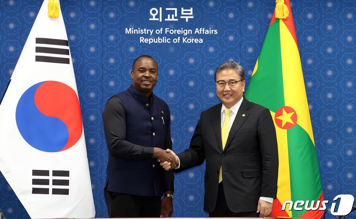 박진 외교부 장관(오른쪽)과 앤디 윌리엄스 그레나다 동원혁신이행부 장관. 2023.10.11/뉴스1 ⓒ News1 김명섭 기자