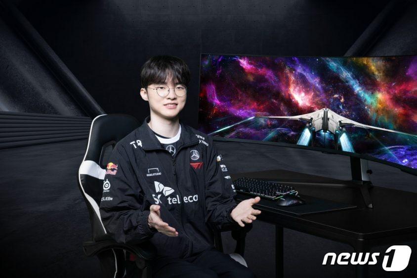 본문 이미지 -  오디세이 네오 G9 (57형)을 체험하며 인터뷰 중인 T1 '페이커(본명 이상혁)' 선수. (삼성전제 뉴스룸 제공)