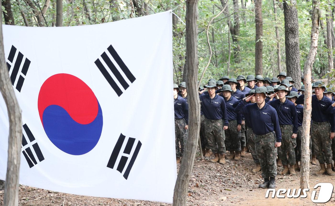 본문 이미지 - 11일 오전 경기 의왕시 모락산 일대에서 국방부 유해발국감식단과 육군 제51보병사단 장병들이 유해발굴에 앞서 경례를 하고 있다. 2023.10.11/뉴스1 ⓒ News1 김영운 기자