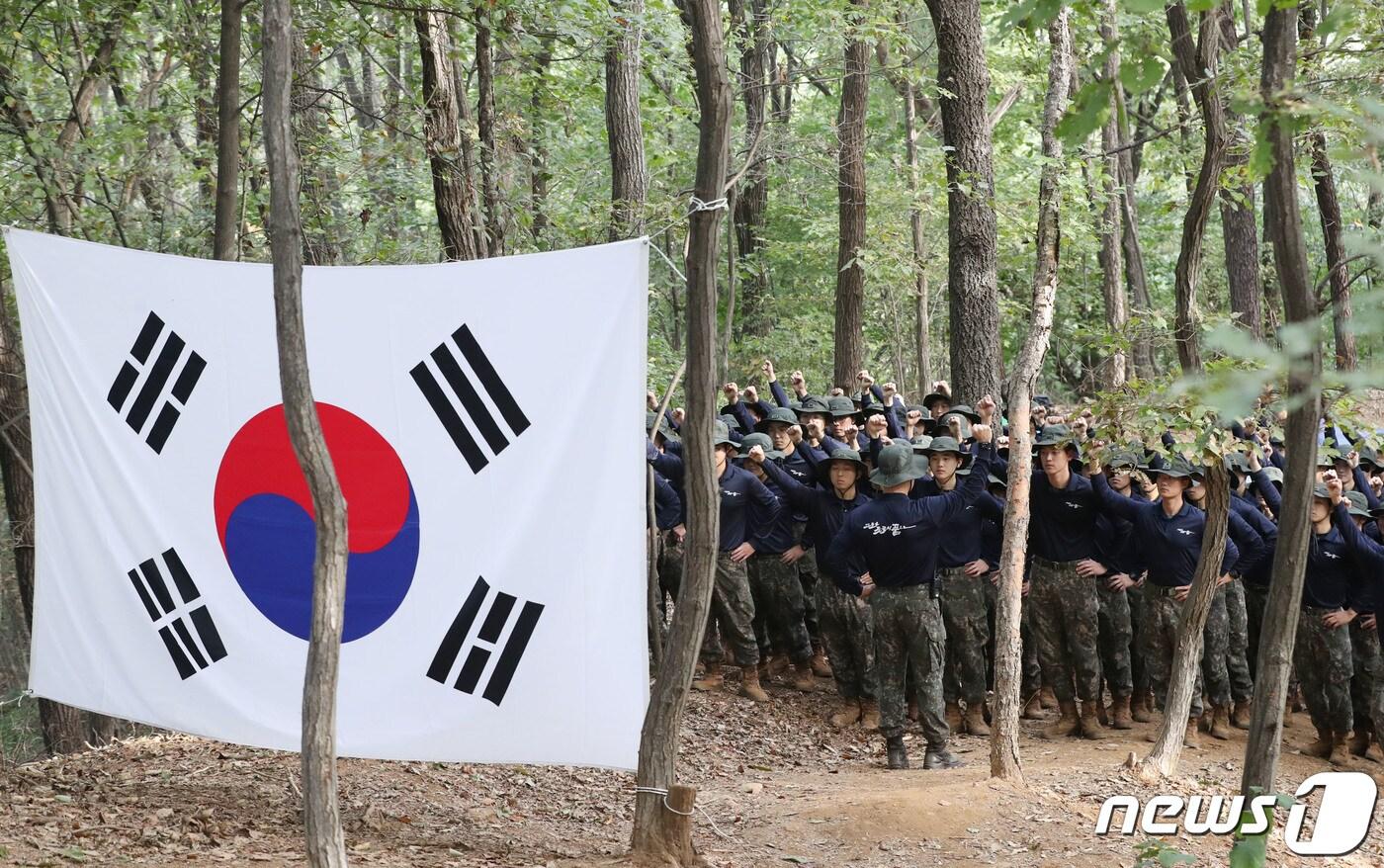 본문 이미지 - 11일 오전 경기 의왕시 모락산 일대에서 국방부 유해발굴감식단과 육군 제51보병사단 장병들이 유해발굴에 앞서 파이팅 구호를 외치고 있다. 2023.10.11/뉴스1 ⓒ News1 김영운 기자