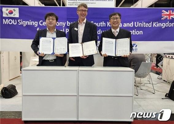 본문 이미지 - 한국광기술원, PLG, 한국광산업진흥회 관계자들이 3자 MOU를 체결한 뒤 기념사진을 찍고 있다.(한국광기술원 제공)/뉴스1 