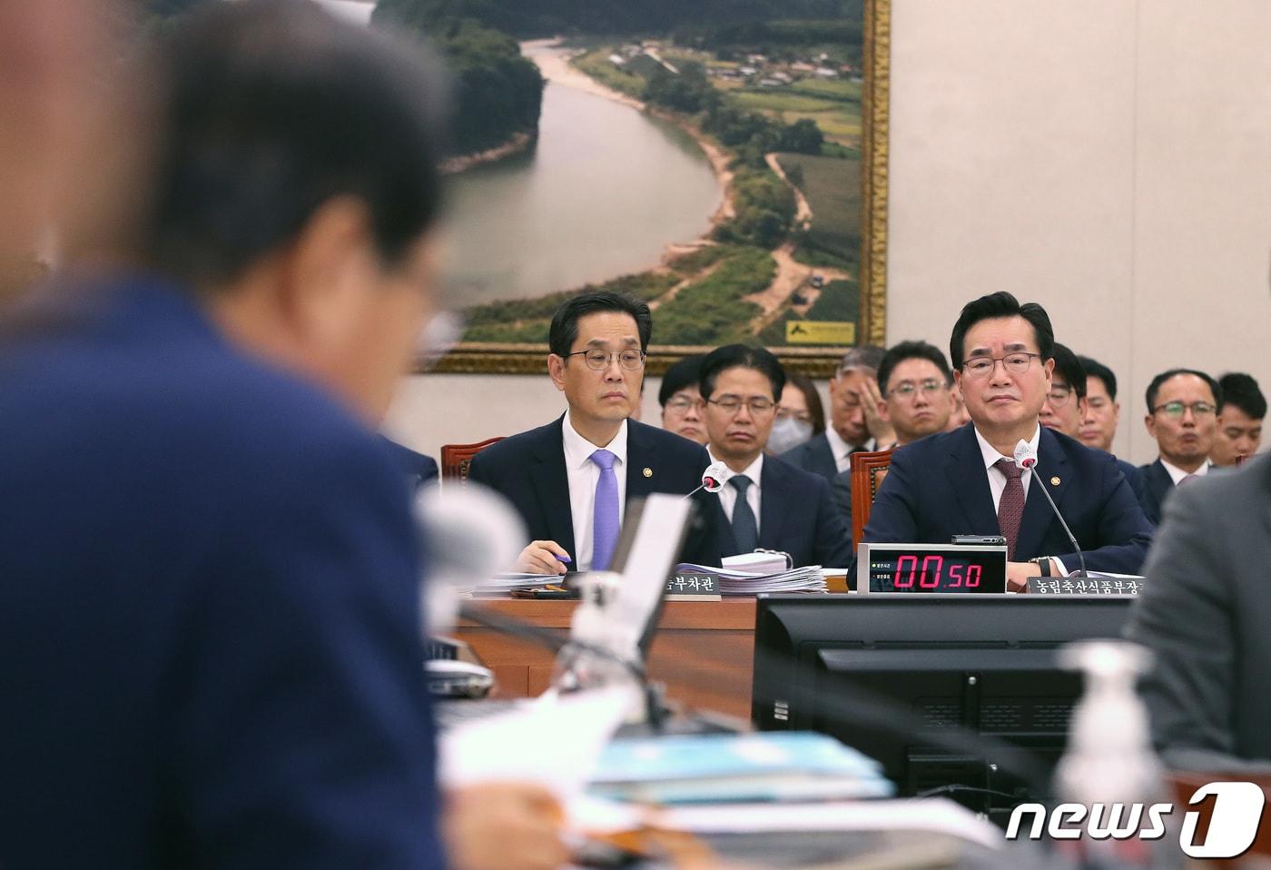 본문 이미지 - 정황근 농림축산식품부 장관이 11일 오전 서울 여의도 국회에서 열린 농림축산식품해양수산위원회의 농림축산식품부, 농업정책보험금융원, 농림수산식품교육문화정보원, 농림식품기술기술기획평가원에 대한 국정감사에서 의원들의 질의를 경청하고 있다. 2023.10.11/뉴스1 ⓒ News1 임세영 기자