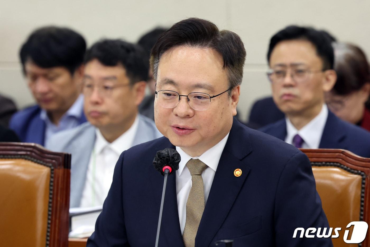 본문 이미지 - 조규홍 보건복지부 장관이 11일 오전 서울 여의도 국회에서 열린 보건복지위원회의 보건복지부·질병관리청에 대한 국정감사에서 의원 질의에 답하고 있다. 2023.10.11/뉴스1 ⓒ News1 황기선 기자