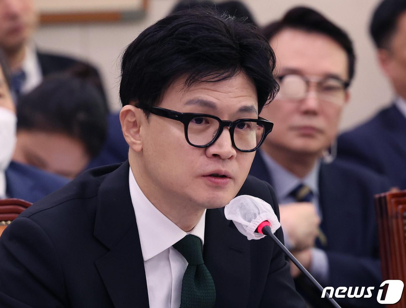 본문 이미지 - 한동훈 법무부 장관이 11일 서울 여의도 국회에서 열린 법제사법위원회 국정감사에서 의원들의 질의에 답변하고 있다. 2023.10.11/뉴스1 ⓒ News1 송원영 기자