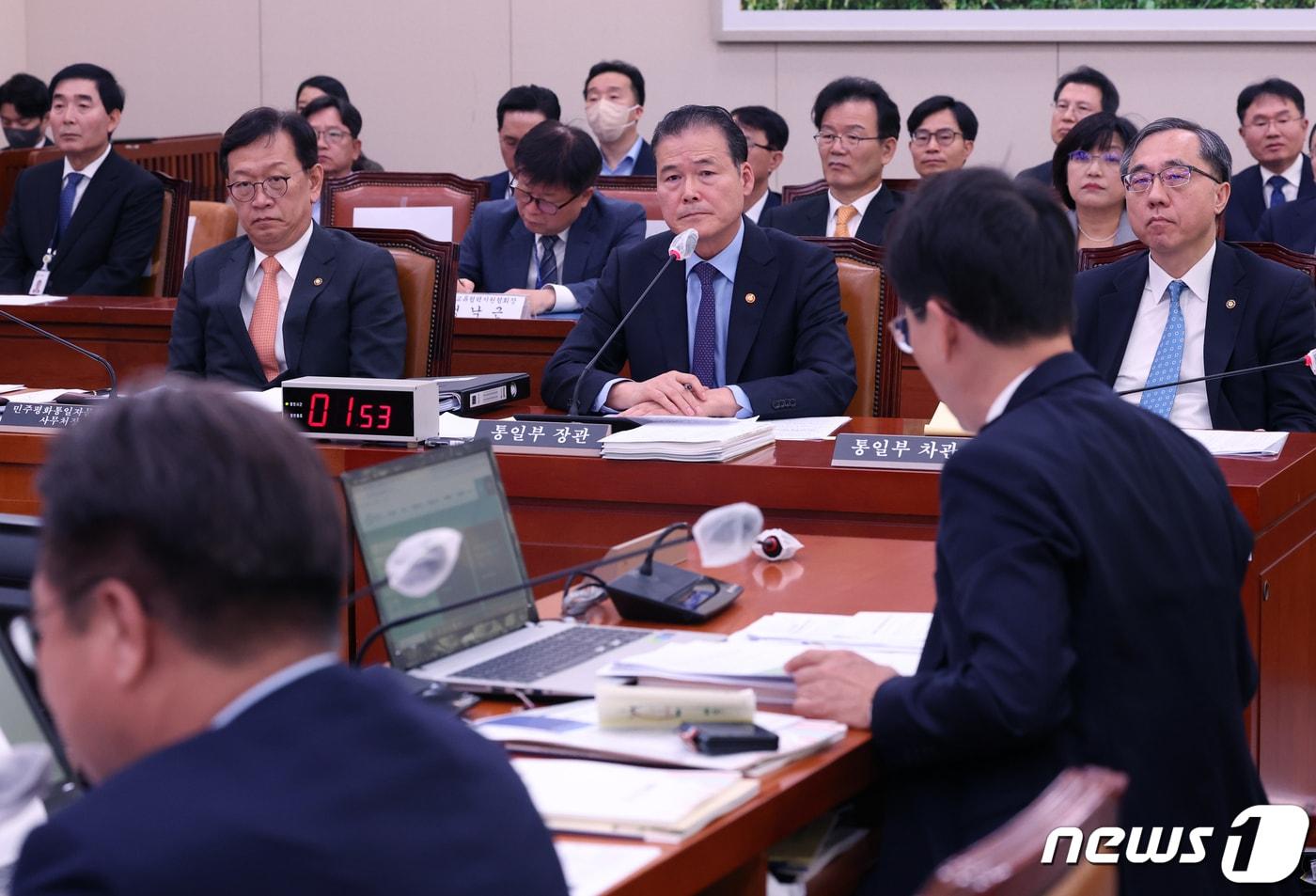 본문 이미지 - 김영호 통일부 장관이 11일 서울 여의도 국회에서 열린 외교통일위원회 국정감사에서 의원들의 질의에 답변 하고 있다. 2023.10.11/뉴스1 ⓒ News1 송원영 기자