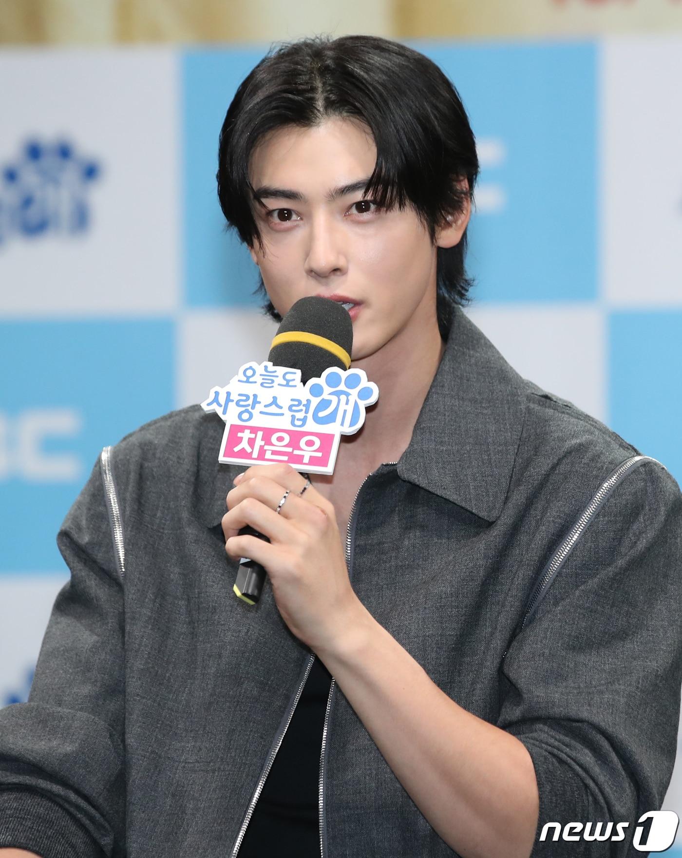 본문 이미지 - 배우 차은우가 11일 오후 서울 상암동 MBC 골든마우스홀에서 열린 드라마 '오늘도 사랑스럽개' 제작발표회에서 인사말을 하고 있다. 동명 웹툰을 원작으로 한 ‘오늘도 사랑스럽개’는 키스를 하면 개로 변하는 저주에 걸린 여자 한해나(박규영 분)와 그 저주를 풀 수 있지만 개를 무서워하는 남자 진서원(차은우 분)의 판타지 로맨스 드라마다. 2023.10.11/뉴스1 ⓒ News1 권현진 기자