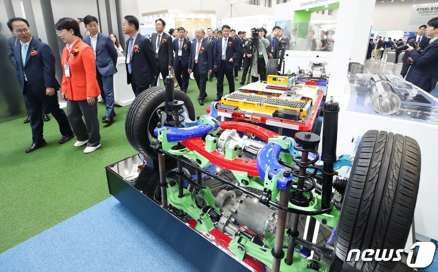 경북도, 포항시, 한국철강협회, 한국비철금속협회가 주최하는 이 전시회는 오는 13일까지 &#39;미래 기초 소재산업으로의 재도약&#39;을 주제로 역대 최대 규모인 200개사가 600부스 규모로 참여한다. 2023.10.11/뉴스1 ⓒ News1 공정식 기자