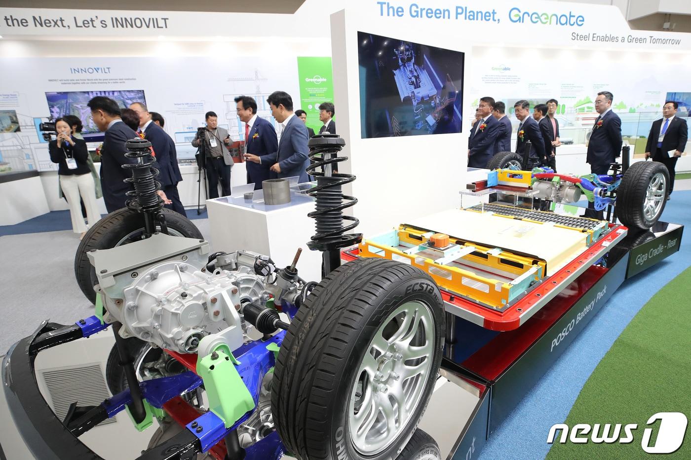 본문 이미지 -  경북도는 8일 전기차 폐배터리 등 사용후 핵심부품을 재활용하는 ‘순환이용 체계 구축 사업’을 본격 추진한다.사진은 포스코 전기차 배터리 팩 자동차 모형  2023.10.11 ⓒ 뉴스1 공정식 기자