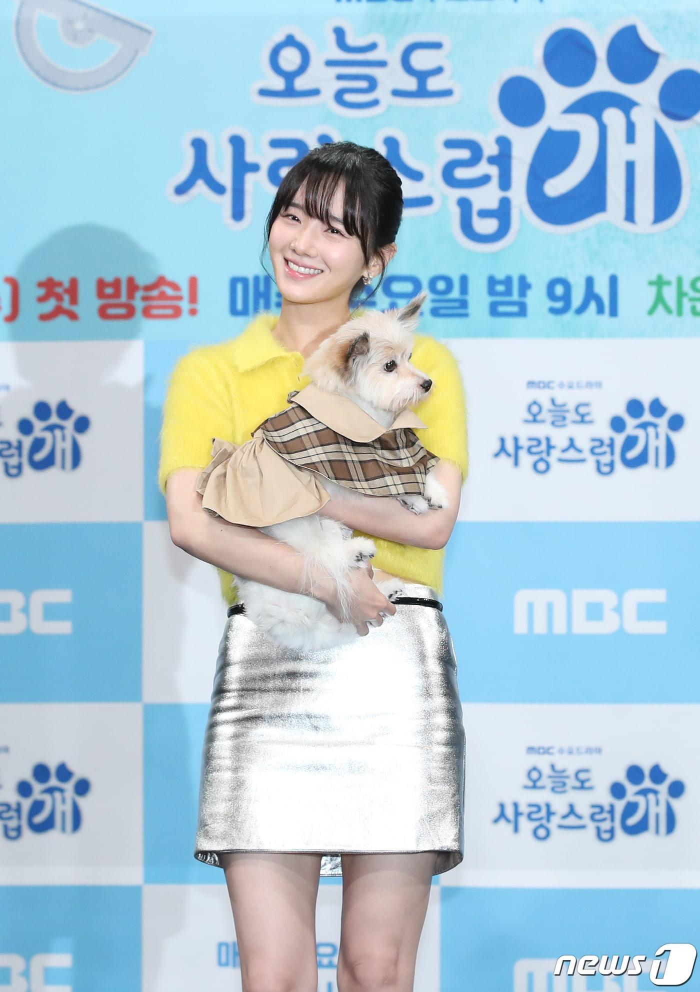 본문 이미지 - 배우 박규영이 11일 오후 서울 상암동 MBC 골든마우스홀에서 열린 드라마 '오늘도 사랑스럽개' 제작발표회에서 포즈를 취하고 있다. 동명 웹툰을 원작으로 한 ‘오늘도 사랑스럽개’는 키스를 하면 개로 변하는 저주에 걸린 여자 한해나(박규영 분)와 그 저주를 풀 수 있지만 개를 무서워하는 남자 진서원(차은우 분)의 판타지 로맨스 드라마다. 2023.10.11/뉴스1 ⓒ News1 권현진 기자