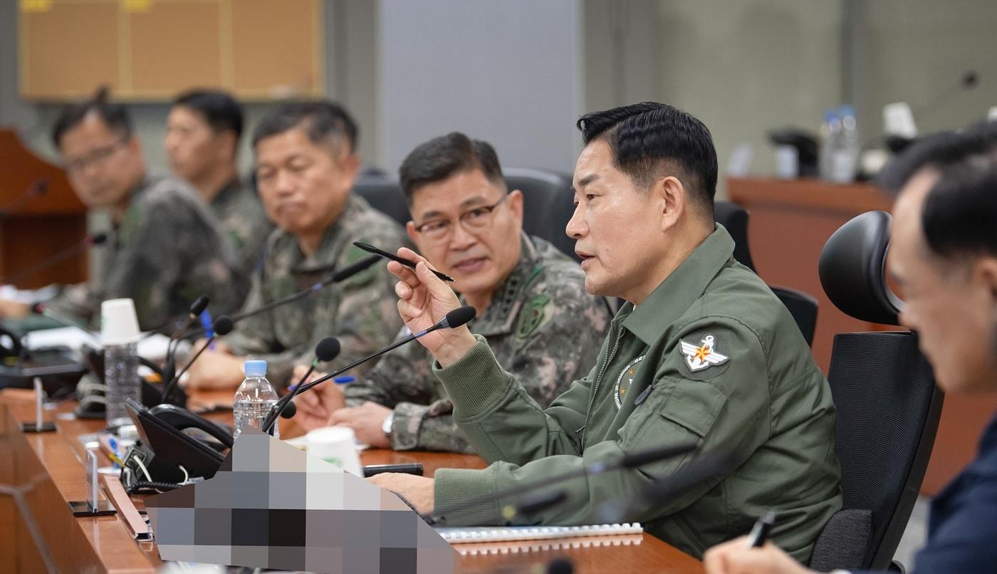 본문 이미지 - 11일 오전 경기도 용인에 있는 육군 지상작전사령부 대화력전수행본부를 방문한 신원식 국방부 장관.(국방부 제공)