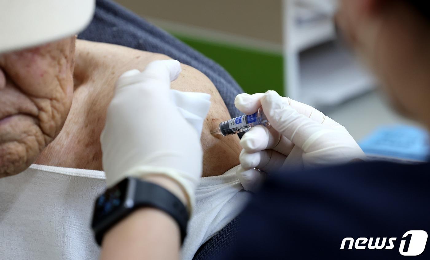 본문 이미지 - 서울의 한 병원에서 어르신이 예방 접종을 받고 있다. 2023.10.11/뉴스1 ⓒ News1 박지혜 기자