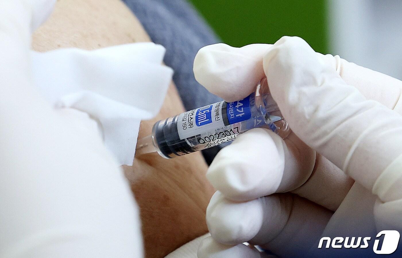 본문 이미지 - 75세 이상 고령층에 대한 인플루엔자(독감) 무료 접종이 시작된 11일 서울의 한 병원에서 어르신이 독감 무료 예방 접종을 받고 있다. 2023.10.11/뉴스1 ⓒ News1 박지혜 기자