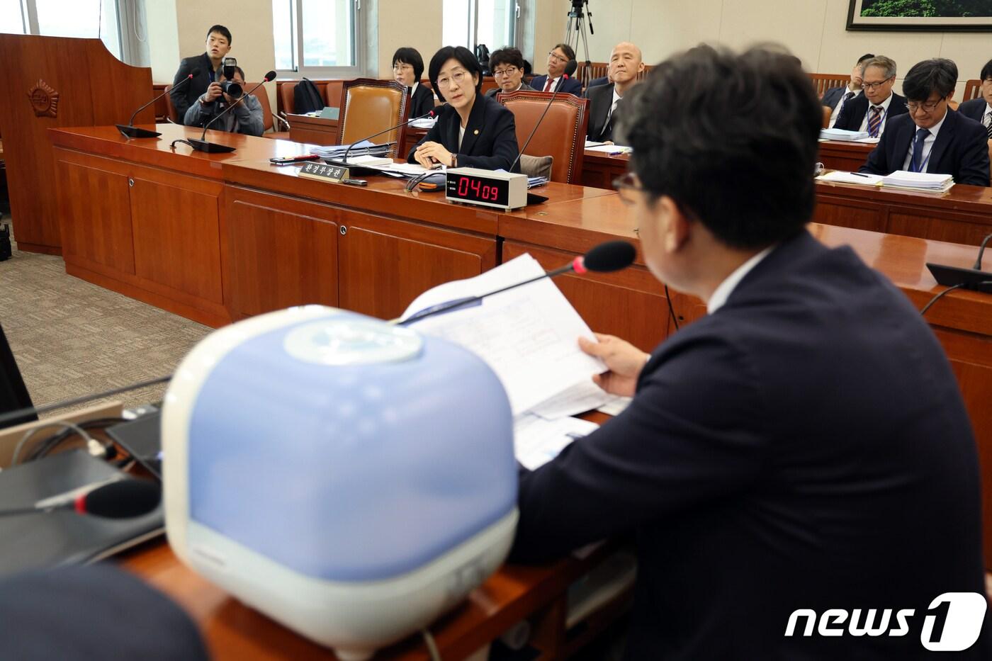 한화진 환경부 장관이 서울 여의도 국회에서 열린 환경노동위원회의 환경부에 대한 국정감사에서 진성준 더불어민주당 의원의 &#39;가습기 살균필터&#39; 관련 질의를 경청하고 있다. 2023.10.11/뉴스1 ⓒ News1 황기선 기자