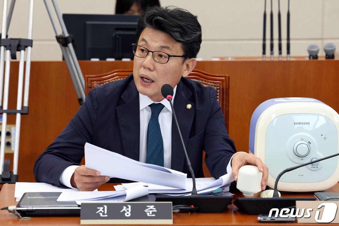 진성준 더불어민주당 의원이 11일 서울 여의도 국회에서 열린 환경노동위원회의 환경부에 대한 국정감사에서 한화진 장관에게 '가습기 살균필터' 관련 질의를 하고 있다. 2023.10.11/뉴스1 ⓒ News1 황기선 기자