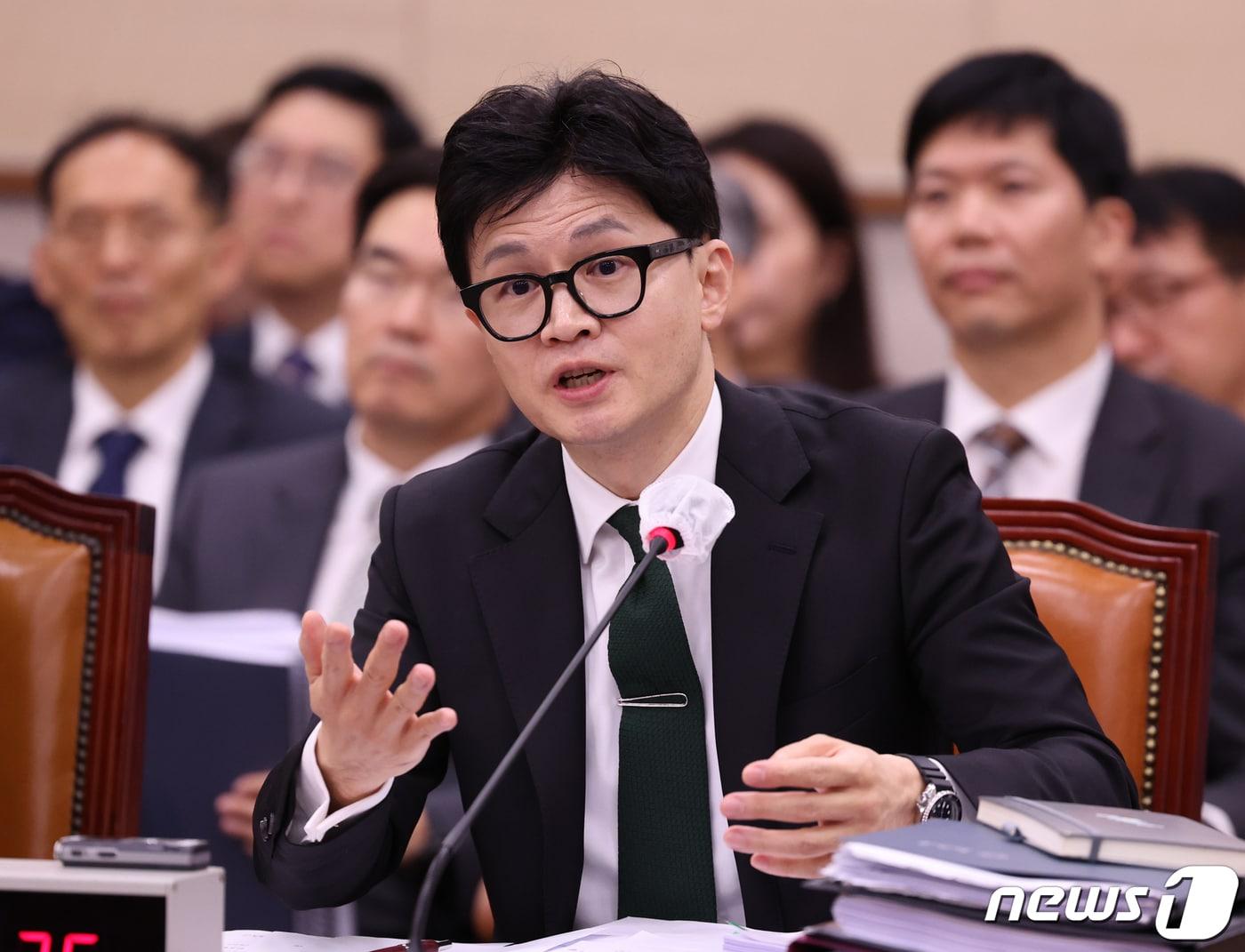 본문 이미지 - 한동훈 법무부 장관이 11일 서울 여의도 국회에서 열린 법제사법위원회 국정감사에서 의원들의 질의에 답변하고 있다. 2023.10.11/뉴스1 ⓒ News1 송원영 기자