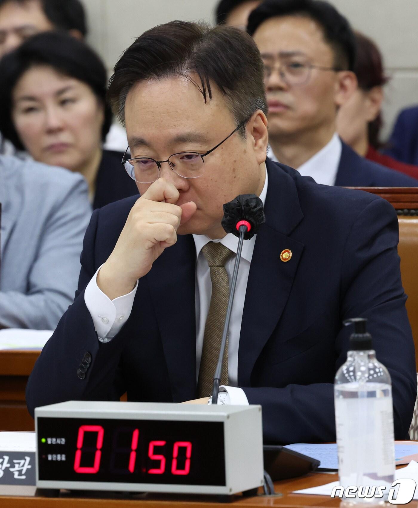 본문 이미지 - 조규홍 보건복지부 장관이 11일 서울 여의도 국회에서 열린 보건복지위원회 국정감사에서 의원들의 질의를 듣고 있다. 2023.10.11/뉴스1 ⓒ News1 송원영 기자