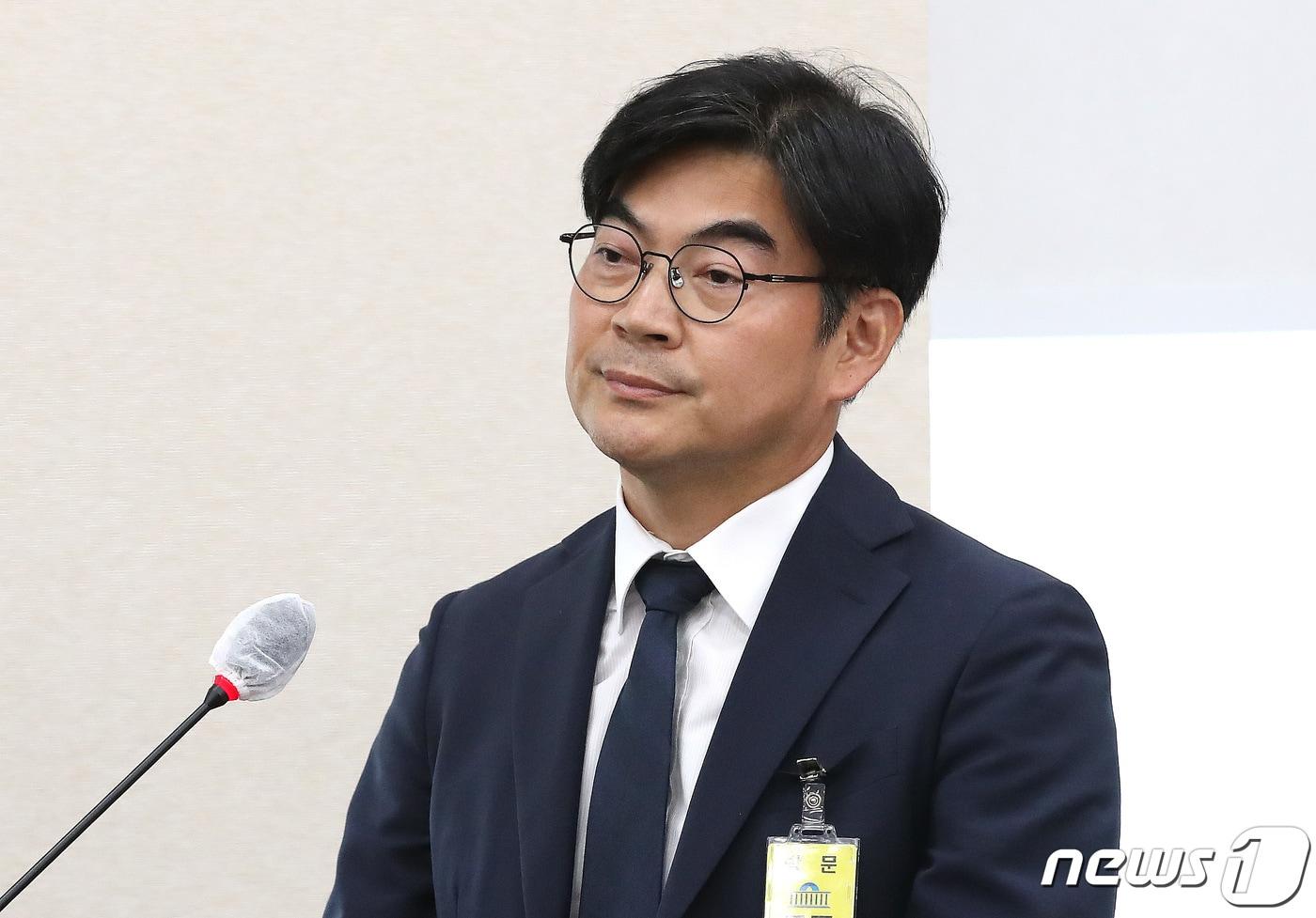 본문 이미지 - 정순신 변호사가 11일 오후 서울 여의도 국회에서 열린 교육위원회의 교육부, 국가교육위원회, 국사편찬위원회, 국립특수교육원 등에 대한 국정감사에 증인으로 출석해 자녀 학교폭력 사안 부당 개입 관련 질의를 받고 있다. 2023.10.11/뉴스1 ⓒ News1 임세영 기자
