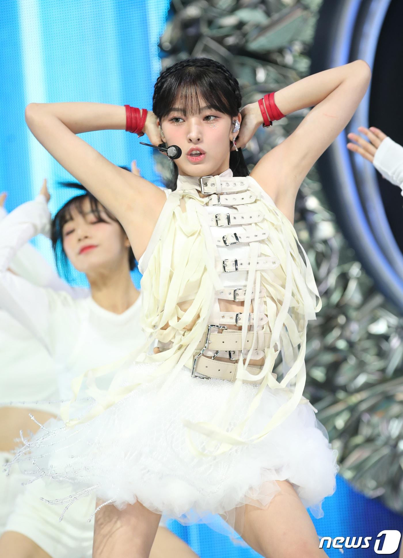 본문 이미지 - 그룹 엔믹스 출신 지니(JINI)가 11일 오후 서울 서교동 메세나폴리스에서 가진 첫 EP 앨범 '언 아이언 핸드 인 어 벨벳 글로브(An Iron Hand In A Velvet Glove)' 쇼케이스에서 타이틀곡 'C'mon'을 열창하고 있다. 2023.10.11/뉴스1 ⓒ News1 권현진 기자