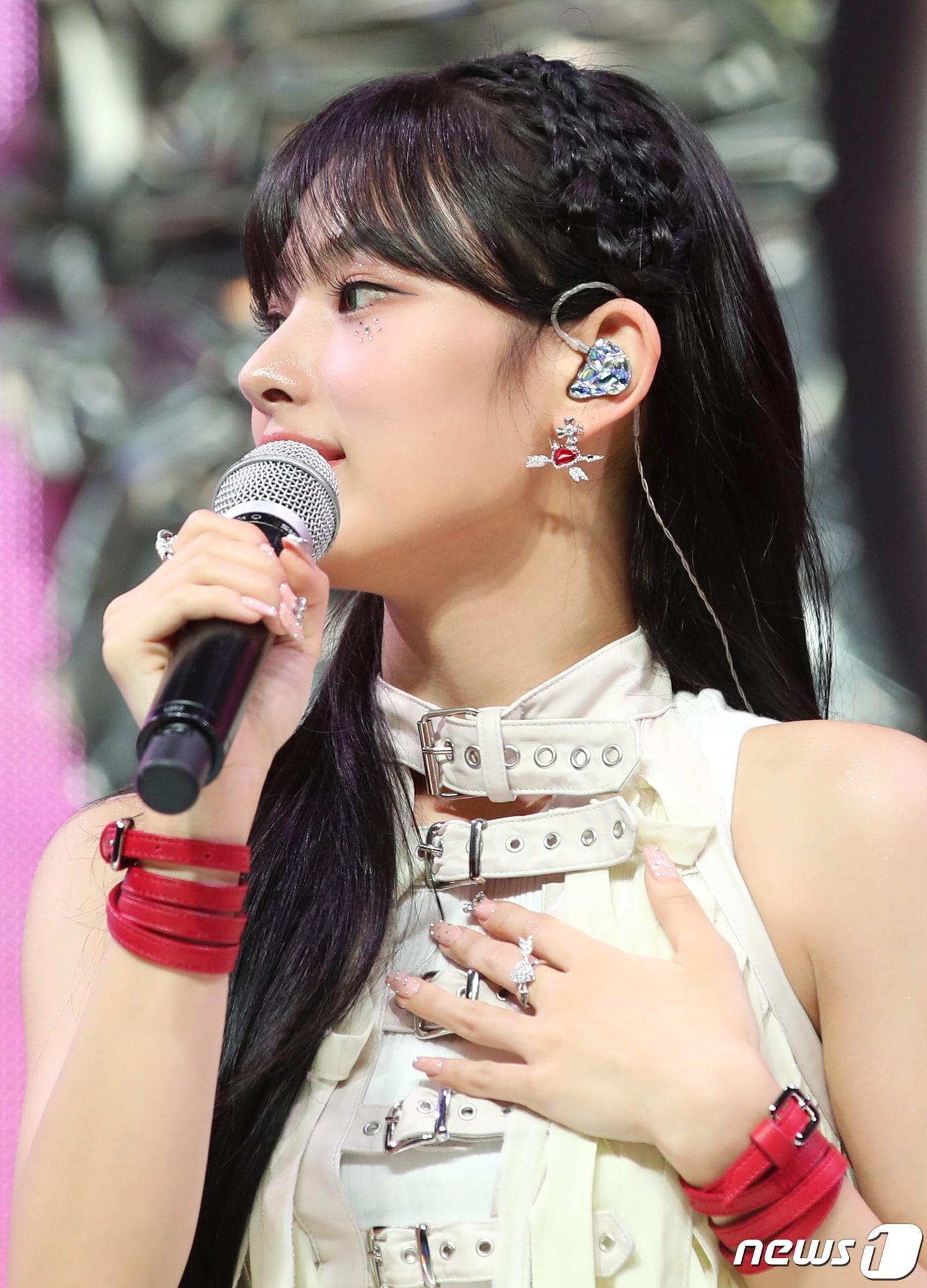 본문 이미지 - 그룹 엔믹스 출신 지니(JINI)가 11일 오후 서울 서교동 메세나폴리스에서 가진 첫 EP 앨범 '언 아이언 핸드 인 어 벨벳 글로브(An Iron Hand In A Velvet Glove)' 쇼케이스에서 솔로 데뷔 소감을 말하고 있다. 2023.10.11/뉴스1 ⓒ News1 권현진 기자