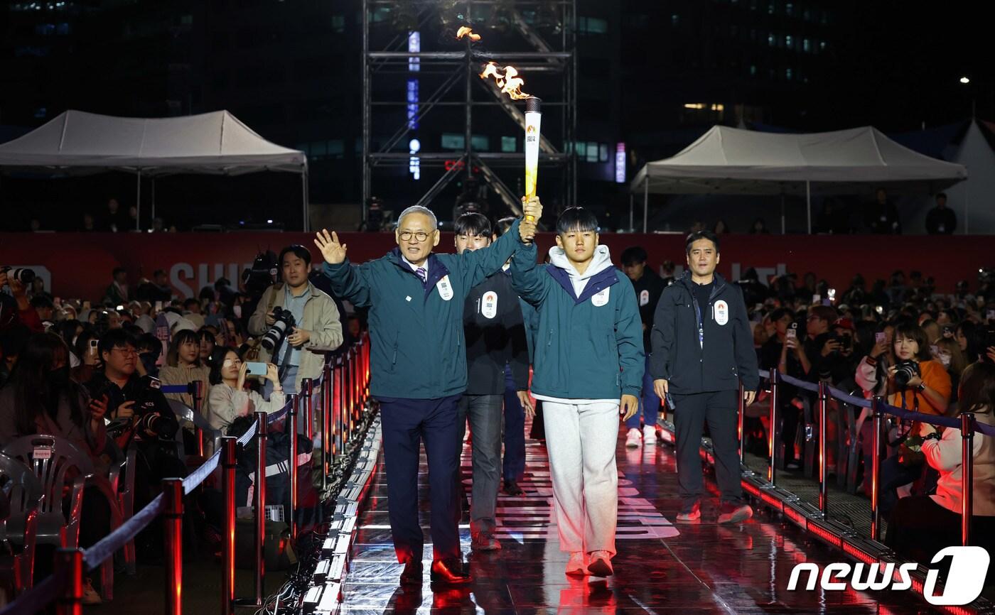 본문 이미지 - 유인촌 문화체육관광부 장관이 11일 서울 중구 서울광장에서 열린 2024강원동계청소년올림픽 G-100 기념행사에서 성화투어에 참여하고 있다. (문화체육관광부 제공)