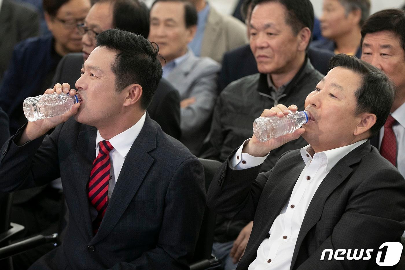 본문 이미지 - 김태우 국민의힘 강서구청장 후보가 11일 저녁 서울 강서구 마곡동 선거사무소를 찾아 이철규 사무총장(오른쪽)과 대화를 나누던 중 함께 물을 마시고 있다. (공동취재) 2023.10.11/뉴스1 ⓒ News1 김진환 기자