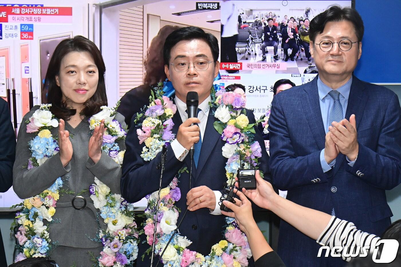 본문 이미지 - 진교훈 더불어민주당 강서구청장 후보가 11일 밤 서울 강서구 마곡동에 마련된 선거사무실에서 당선소감을 밝히고 있다. (공동취재) 2023.10.12/뉴스1 ⓒ News1 김진환 기자
