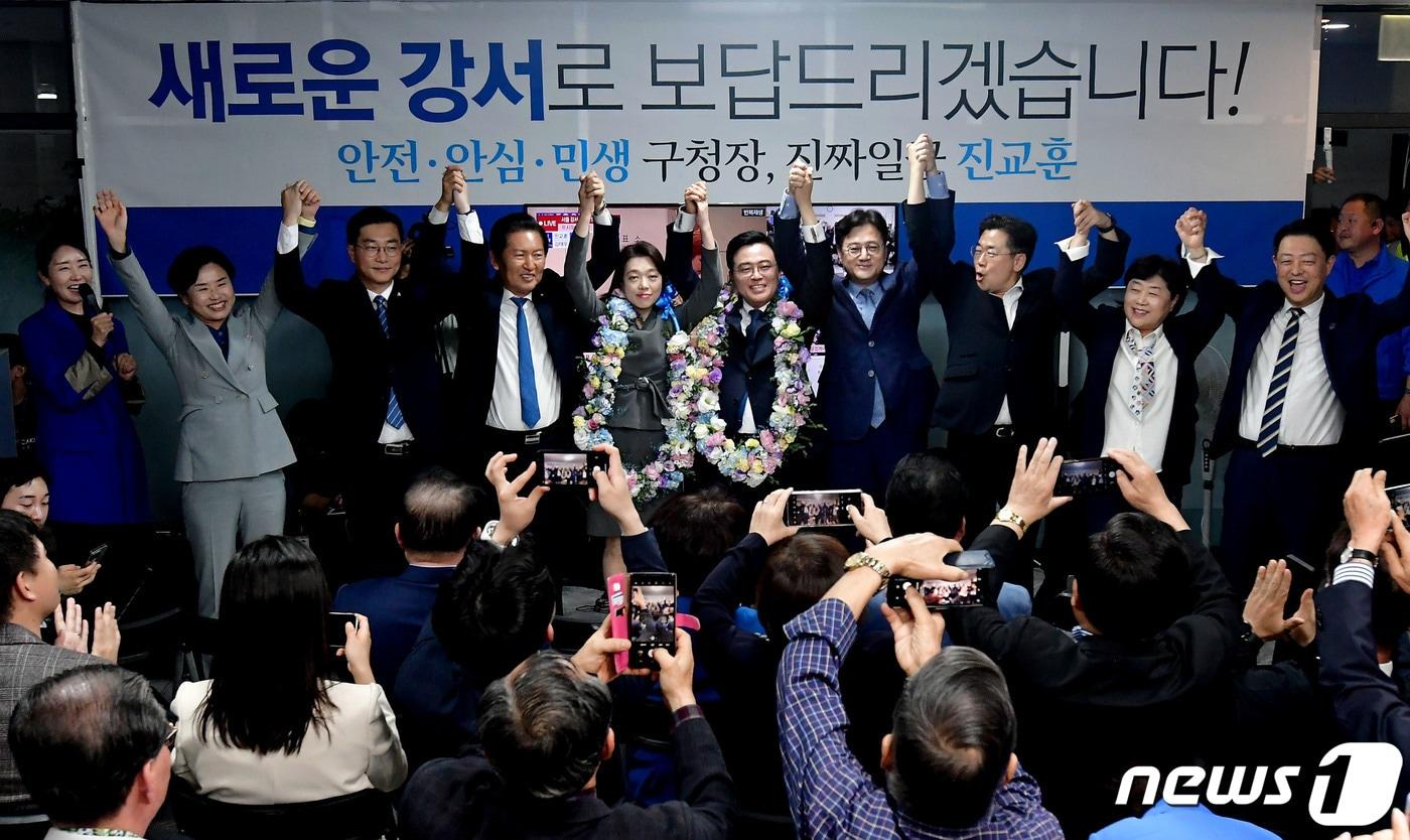 본문 이미지 - 진교훈 더불어민주당 강서구청장 후보 내외가 11일 밤 서울 강서구 마곡동에 마련된 선거사무실에서 당선이 확실시 되자 홍익표 원내대표를 비롯한 당 최고위원들이 손을 들어 인사하고 있다. (공동취재) 2023.10.12/뉴스1 ⓒ News1 김진환 기자