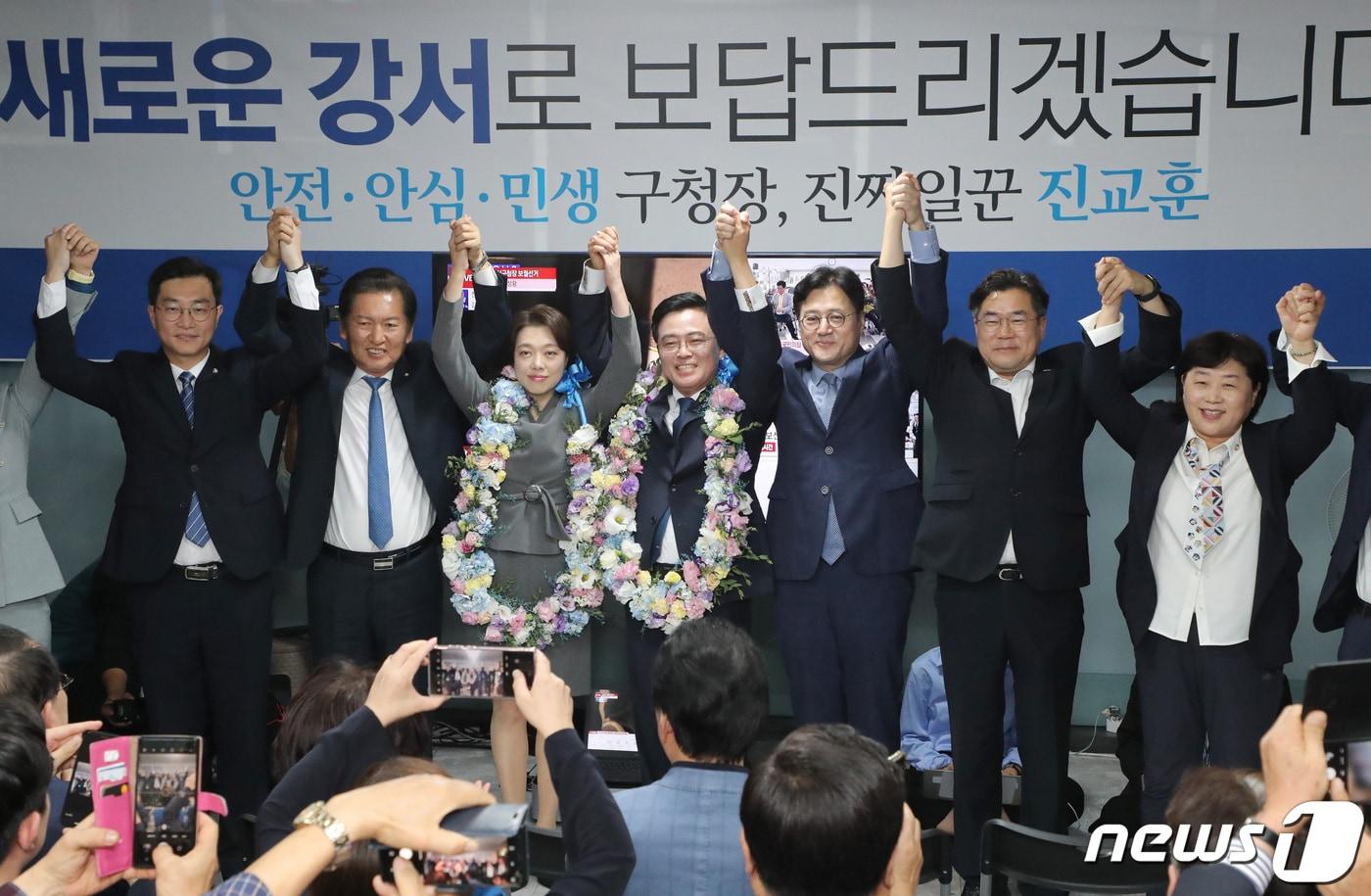 본문 이미지 - 진교훈 더불어민주당 강서구청장 후보 내외가 11일 밤 서울 강서구 마곡동에 마련된 선거사무실에서 당선이 확실시 되자 홍익표 원내대표, 정청럐 수석 최고위원 등 지도부가 손을 들어 인사하고 있다. (공동취재) 2023.10.12/뉴스1 ⓒ News1 김진환 기자