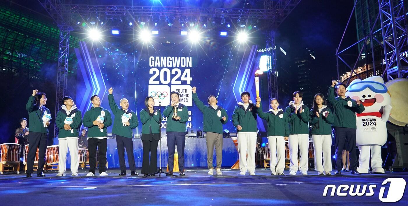 본문 이미지 - 11일 서울 중구 서울광장에서 열린 2024강원동계청소년올림픽 G-100 기념행사에서 오세훈 서울시장(오른쪽), 유인촌 문화체육관광부 장관, 김진태 강원지사를 비롯한 참석자들이 기념 촬영을 하고 있다. (서울시 제공) 2023.10.12/뉴스1 